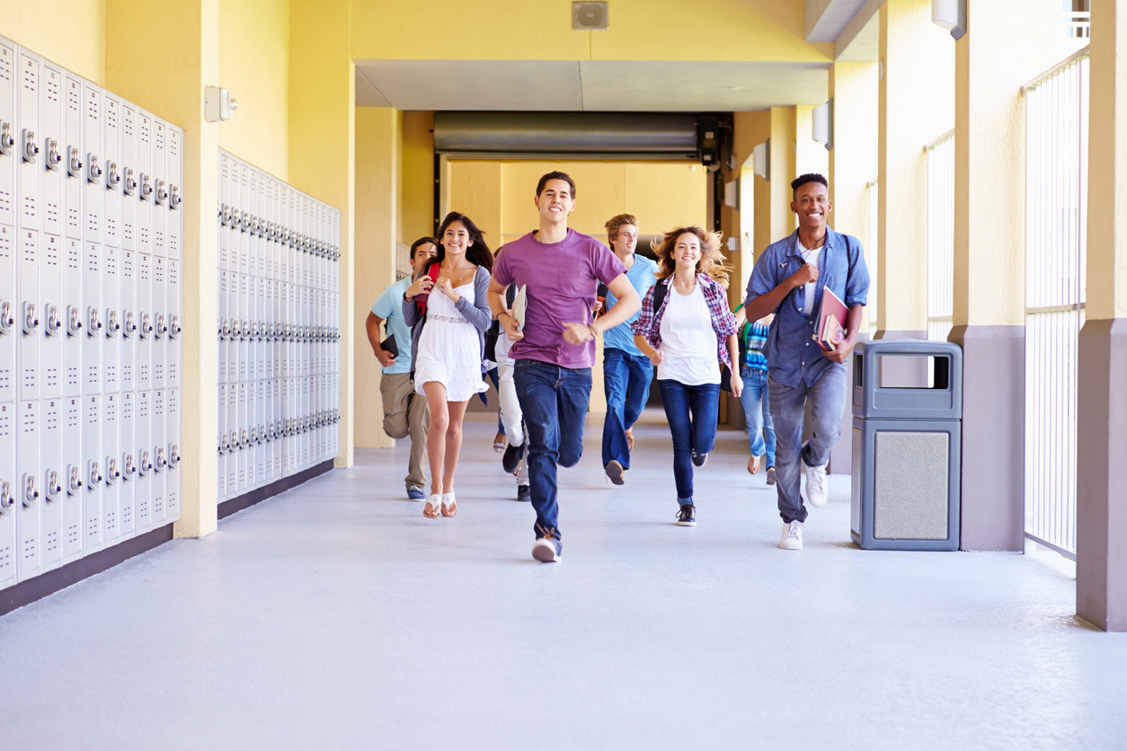 In certain schools students stand when. Коридор школы с людьми. Школьник бежит по коридору. Старшеклассники в коридоре школы. Школьный коридор с людьми.